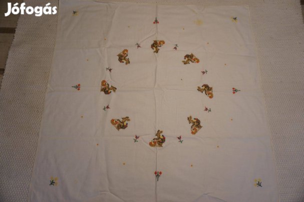 80x80 cm.-es fehér terítő kerek sormintával hímezve eladó