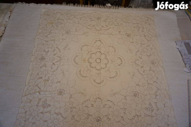 80x82 cm.-es hímzett vajszínű díszes terítő eladó