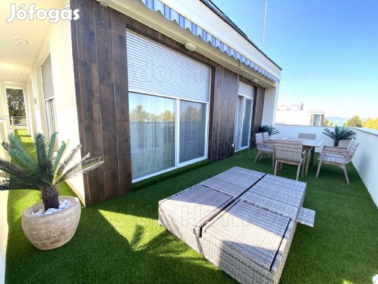 84 m2-es, Penthouse lakás, 126 m2 terasz kapcsolattal, Balatonlelle