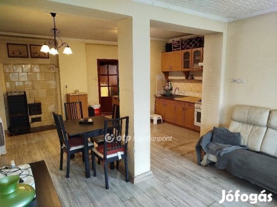 84 nm-es ház eladó Pápa