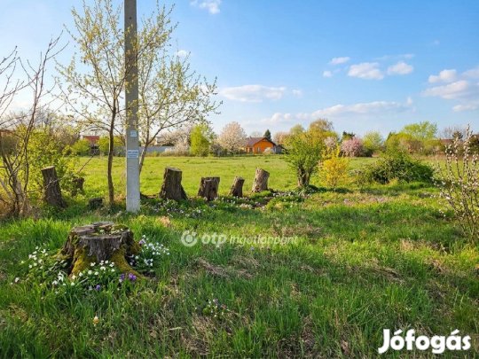 851 nm-es telek eladó Taksony