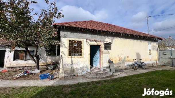 86 nm-es ház eladó Pápateszér