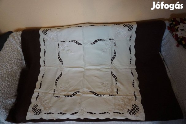 86x86 cm.-es hímzett és riselt fehér terítő használtan eladó