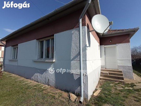 89 nm-es ház eladó Gyöngyösoroszi