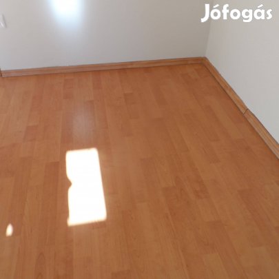 8,5m2 bontott laminált padló bükk színű 8mm-es