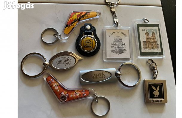8 darab többféle kulcstartó a világ több tájáról