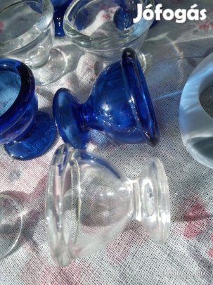 8 db vastag falú üveg. lágy tojás tartó és egy tojásvágó