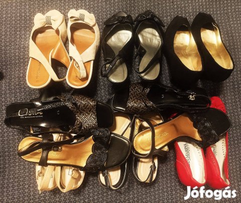 8 pár női cipő, és egy táska