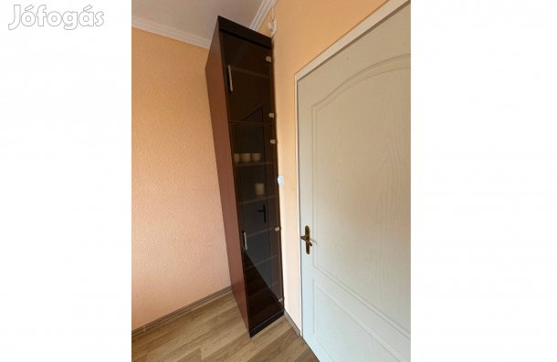 8 polcos magas, keskeny üveges vitrines szekrény eladó