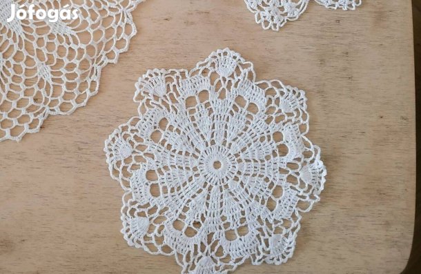 8-szögű, kézi készítésű csipketerítő (kb. 18cm), fehér