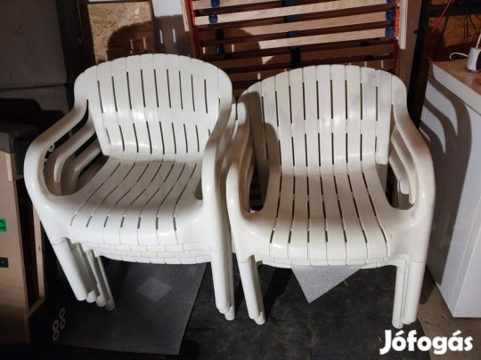8db Egyforma Műanyag Kerti Szék