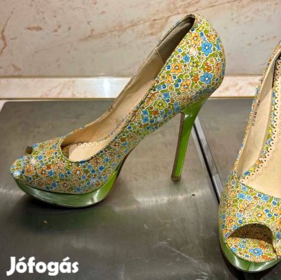 8pár 37-38-as magassarkú cipő