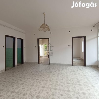 90 nm-es ház eladó Sand