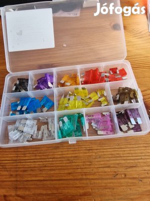 90db-os autóbiztosíték szett dobozban