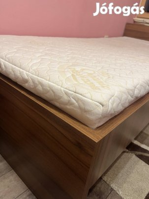 90x200 dióbarna ágy + Jysk Dreamzone Bio kókuszmatrac