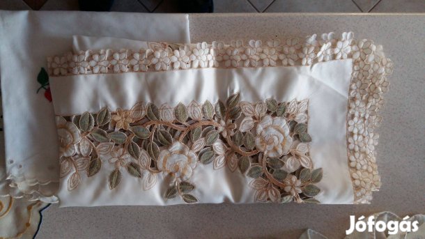90x90 cm dúsan hímzett áttört mintás terítő