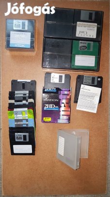 92 db vegyes 3,5" floppy egyben + 4 db műanyag tok tartó