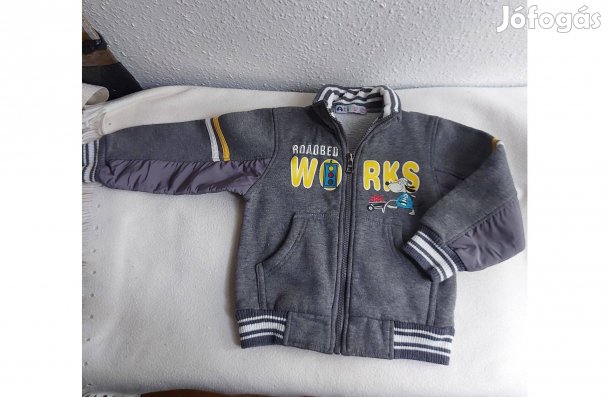 92-es méretű, szürke alapon mintás, cipzáras felső kisfiúnak