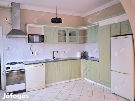 92 nm-es ház kiadó Komárom