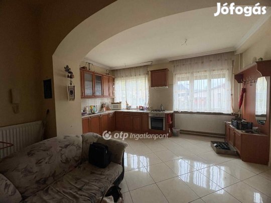 93 nm-es ház eladó Pápa