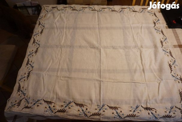 93x103 cm.-es , a szélén körbe ágfa mintával hímzett terítő eladó