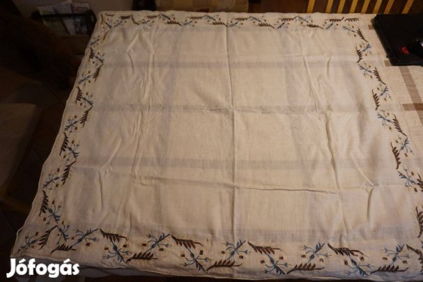 93x103 cm.-es körbe hímzett terítő eladó