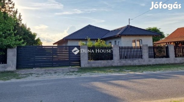 95 nm-es ház eladó Szentmártonkáta