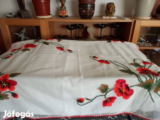 95 x 100 cm-es hímzett terítő