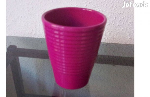 9 cm átmérőjű kerámia kaspó virágtartó Újpest központ közelében