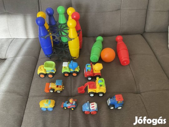 9 db kisautó, egy teke készlet eladó! 2-3 éveseknek!