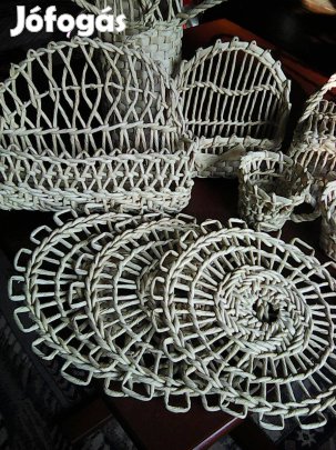 9 db rafiából készült különböző kis kosarak alátétek stb új
