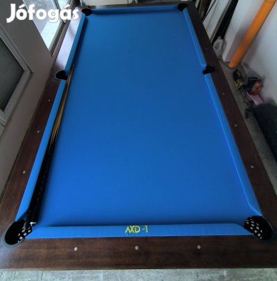 9 méretű biliárd asztal.