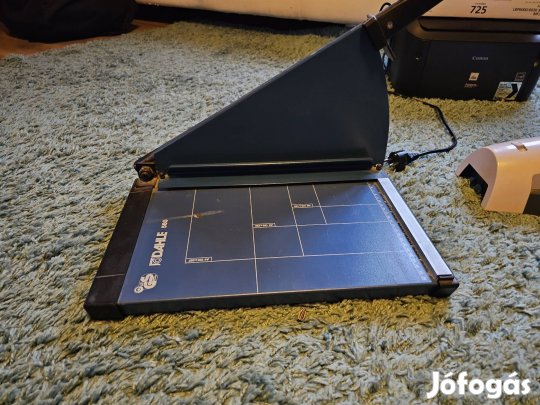 A4- es méretű papírbágó