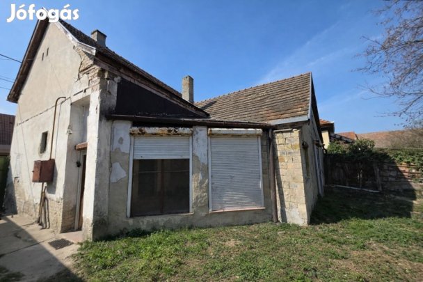 ADONY KÖZPONTJÁBAN KIVÉTELES LEHETŐSÉG!