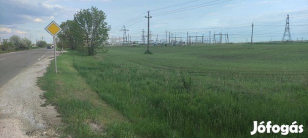 A 32-es út mellett telek eladó
