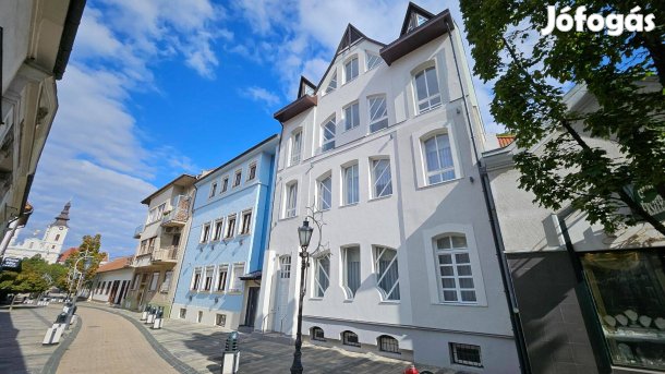 A Déryné utcán irodaház eladó!