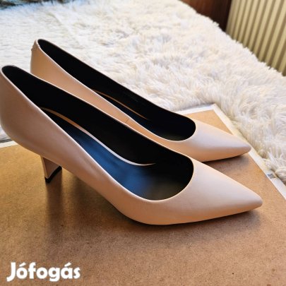 A Hugo Félcipő 50487920 nöi 41-es méret teljesen új eredeti