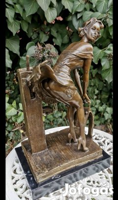 A Kútnál Villantó Hölgy" 