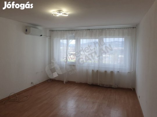 A Népfürdő utcában a XIII. kerületben kiadó egy panel lakás!