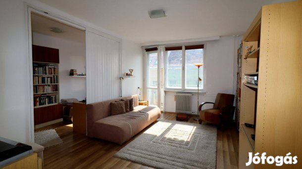 A Petőfi Sándor utcában, 1.5 szobás, erkélyes, bútorozott lakás kiadó!