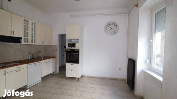 A Szabó Miklós utcában, 3 szobás, erkélyes lakás kiadó!