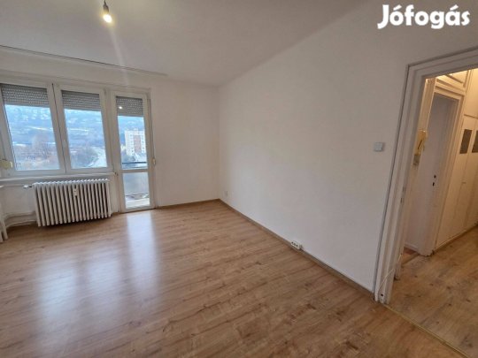 A Váradi utcában 3 szobás erkélyes felújított lakás kiadó!