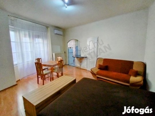 A Westend közelében a Pannónia utcában, kiadó egy világos garzonlakás!