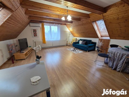 A XI. ker. Neszmélyi úton tetőtéri felújított 1 +2 félszobás lakás