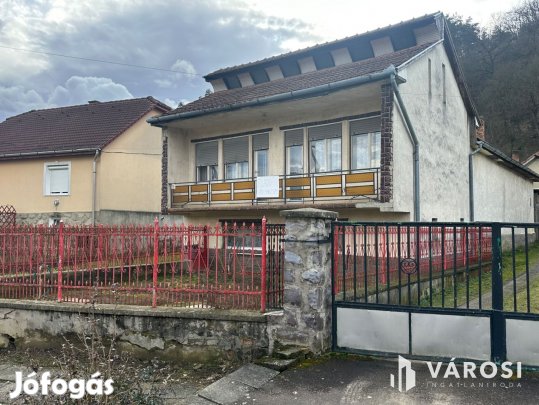 A falu csendes részén, felújítandó családi ház eladó!