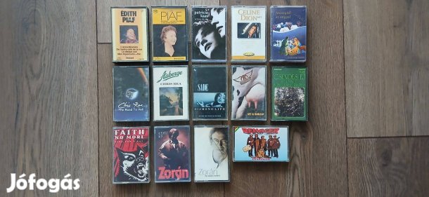 A képen látható műsoros kazetták eladók