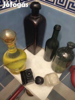 A képen látható régi üvegek