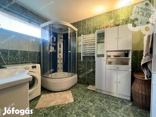 A közkedvelt Petőfivárosban kétgenerációs családi ház eladó!