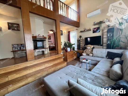 A közkedvelt Petőfivárosban kétgenerációs családi ház eladó!