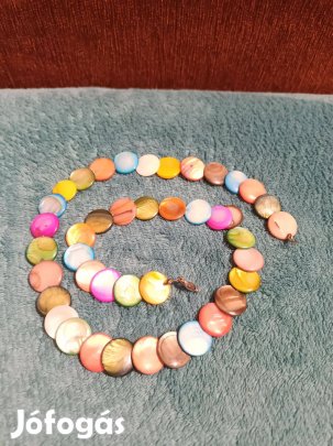 A szivárvány minden színében pompázó nyaklánc Kb. 50 cm hosszú. Képe